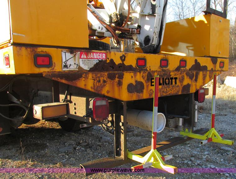 image for item H7621 2001 International 4900 bucket truck