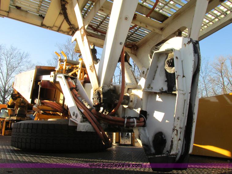 image for item H7621 2001 International 4900 bucket truck