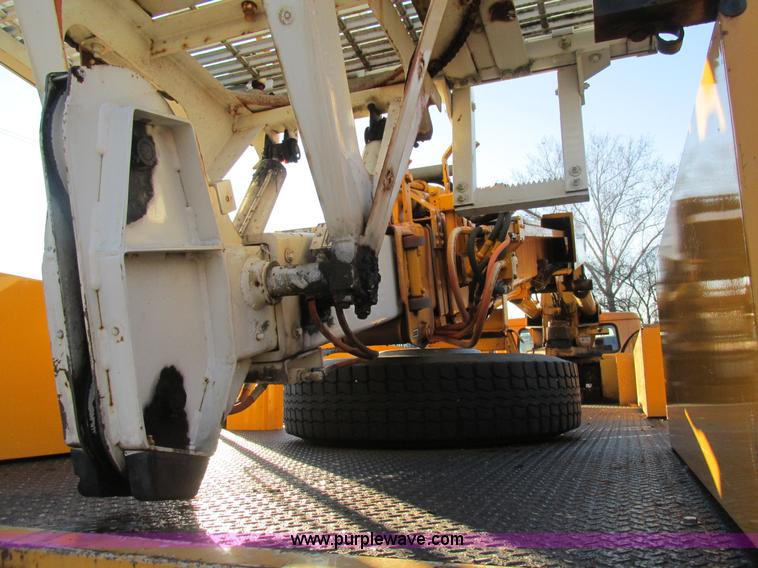 image for item H7621 2001 International 4900 bucket truck