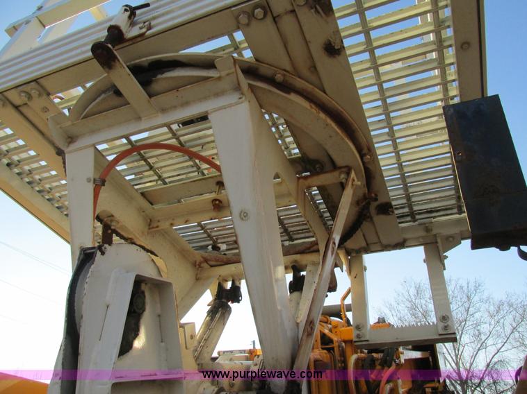 image for item H7621 2001 International 4900 bucket truck