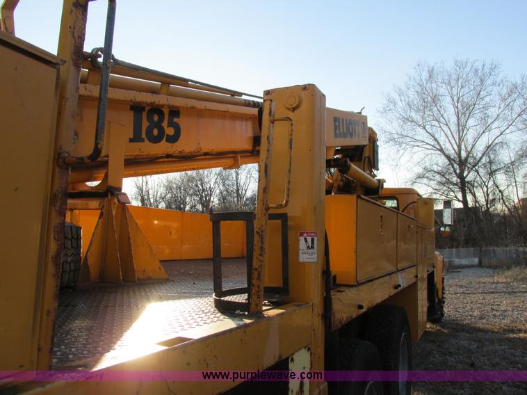 image for item H7621 2001 International 4900 bucket truck