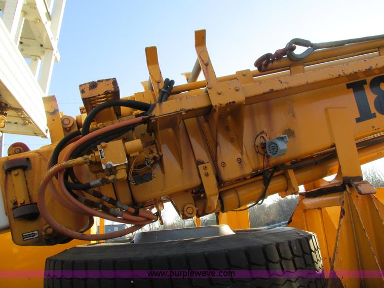 image for item H7621 2001 International 4900 bucket truck