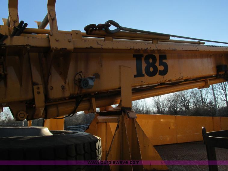 image for item H7621 2001 International 4900 bucket truck