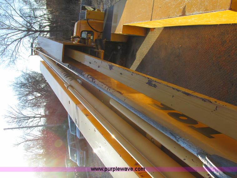 image for item H7621 2001 International 4900 bucket truck