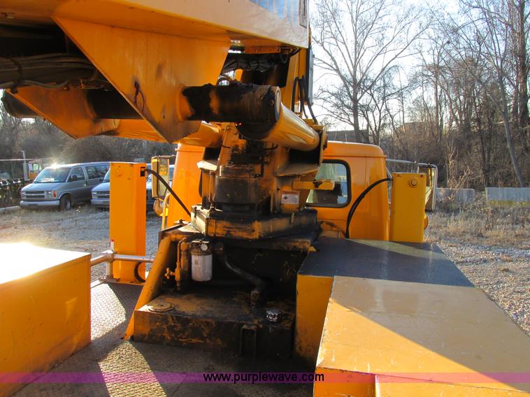 image for item H7621 2001 International 4900 bucket truck