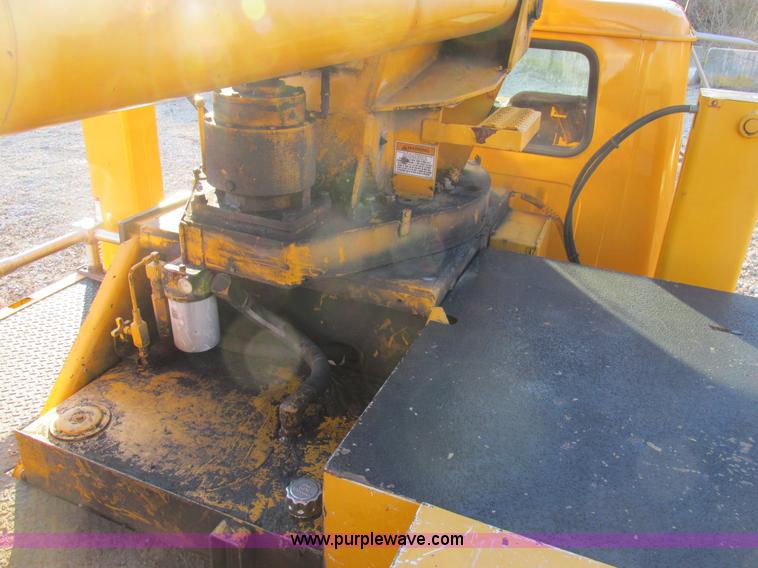 image for item H7621 2001 International 4900 bucket truck