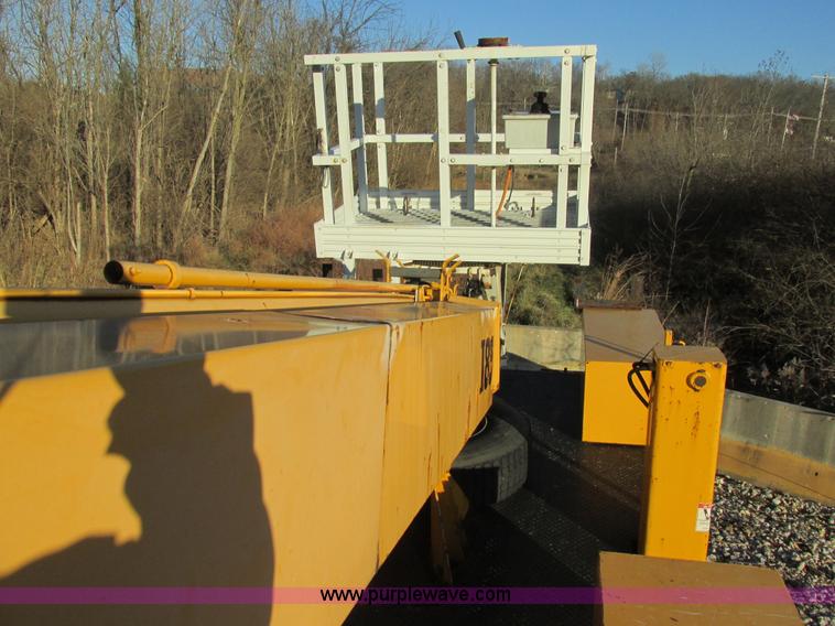 image for item H7621 2001 International 4900 bucket truck