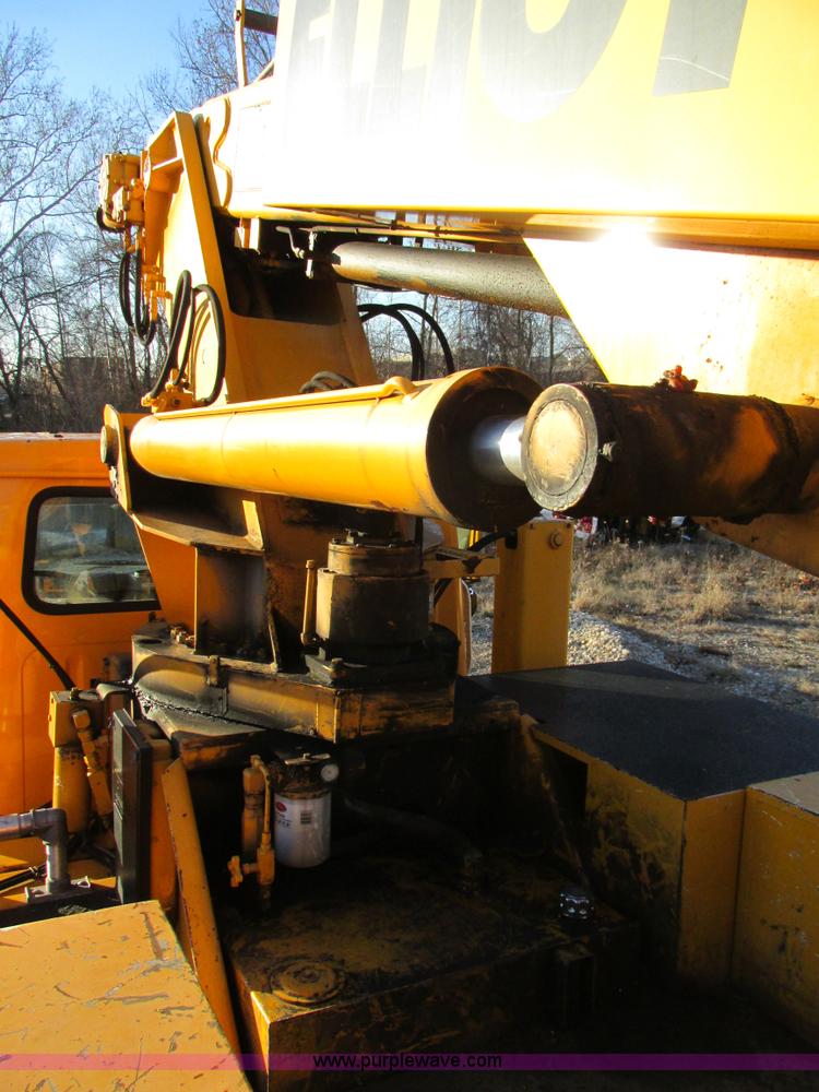 image for item H7621 2001 International 4900 bucket truck