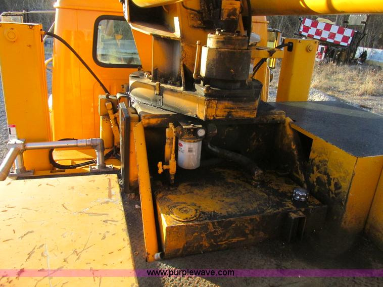 image for item H7621 2001 International 4900 bucket truck