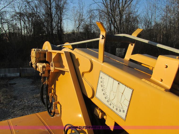 image for item H7621 2001 International 4900 bucket truck