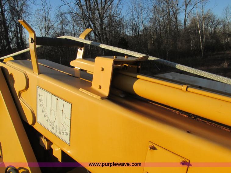 image for item H7621 2001 International 4900 bucket truck