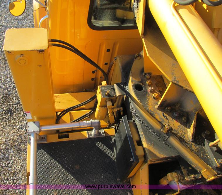 image for item H7621 2001 International 4900 bucket truck