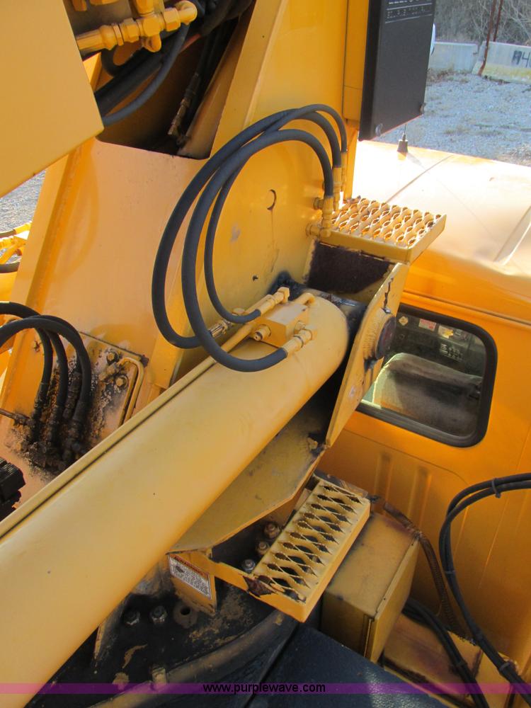 image for item H7621 2001 International 4900 bucket truck