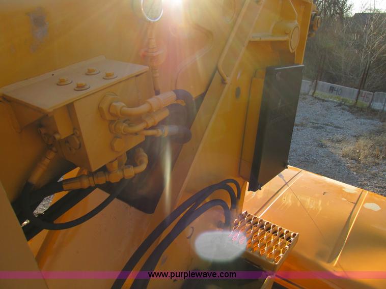 image for item H7621 2001 International 4900 bucket truck