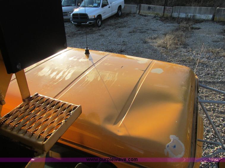 image for item H7621 2001 International 4900 bucket truck