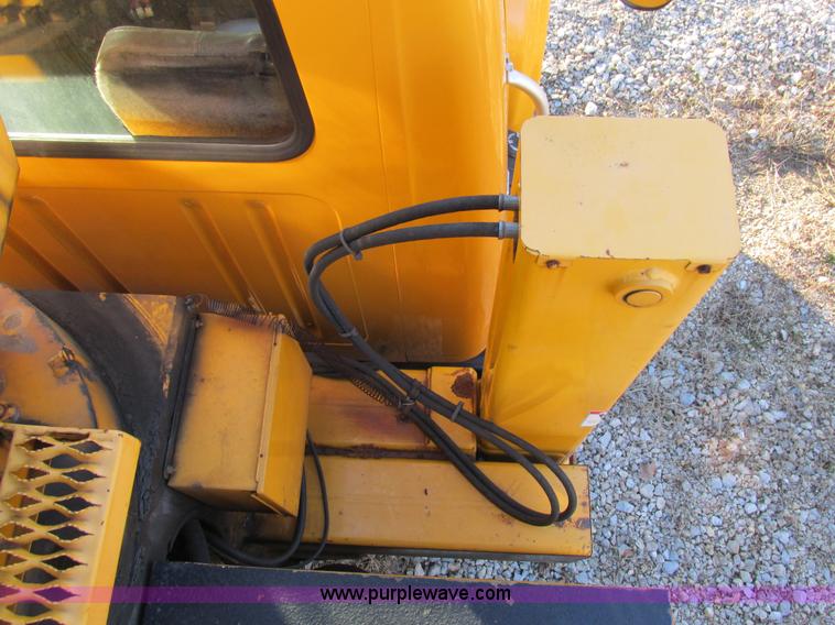 image for item H7621 2001 International 4900 bucket truck