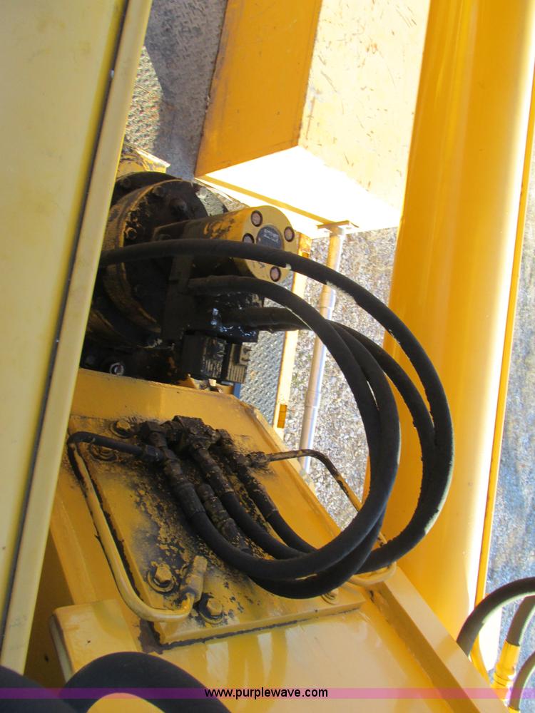 image for item H7621 2001 International 4900 bucket truck