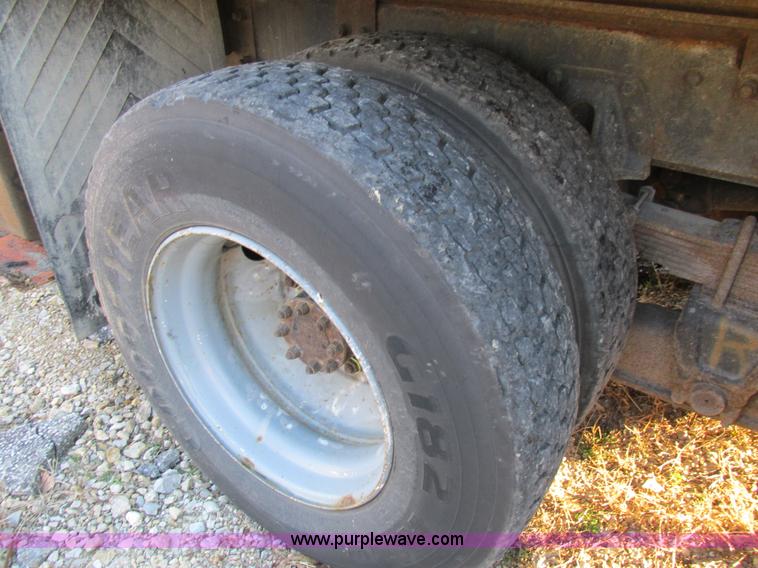 image for item H7621 2001 International 4900 bucket truck