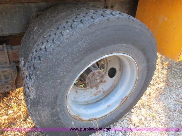 image for item H7621 2001 International 4900 bucket truck