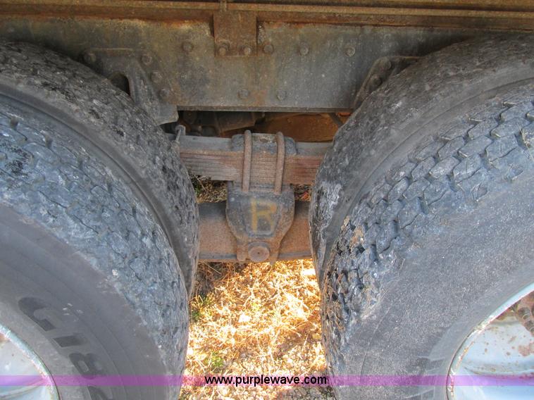 image for item H7621 2001 International 4900 bucket truck