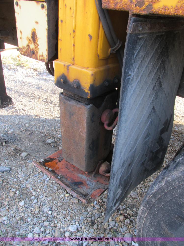 image for item H7621 2001 International 4900 bucket truck