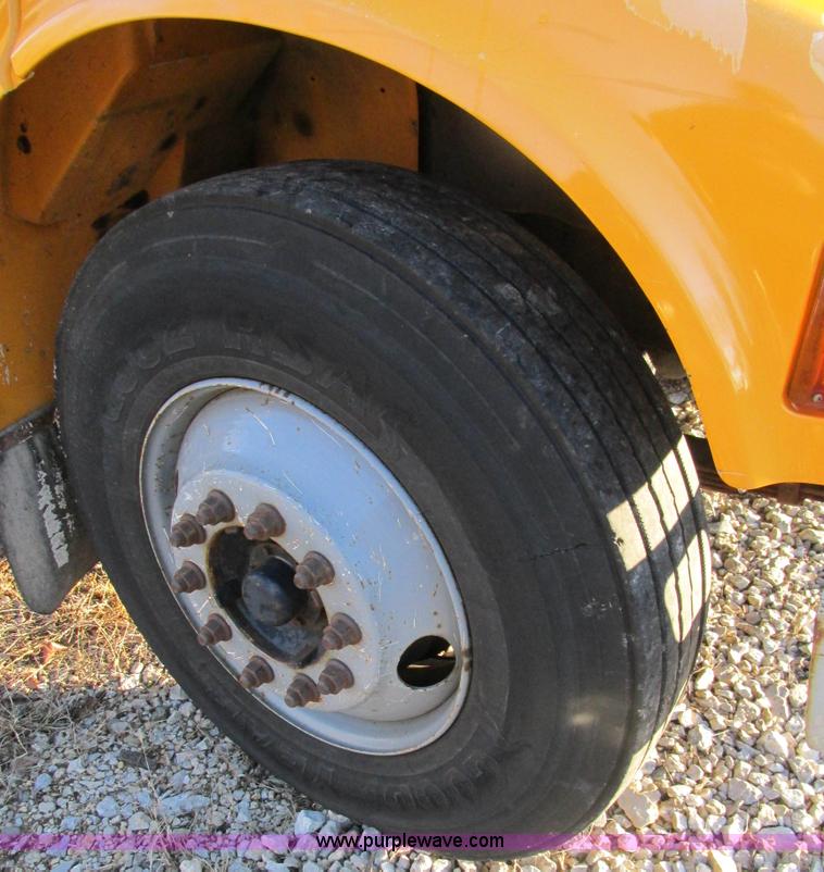 image for item H7621 2001 International 4900 bucket truck