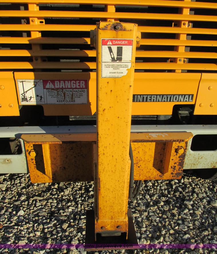 image for item H7621 2001 International 4900 bucket truck