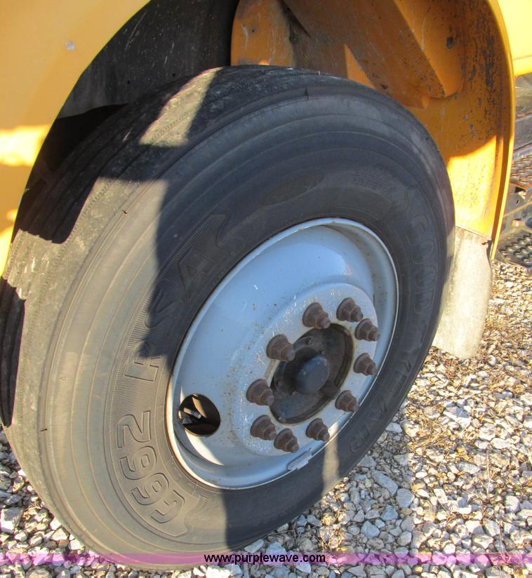 image for item H7621 2001 International 4900 bucket truck