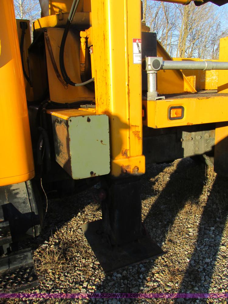 image for item H7621 2001 International 4900 bucket truck