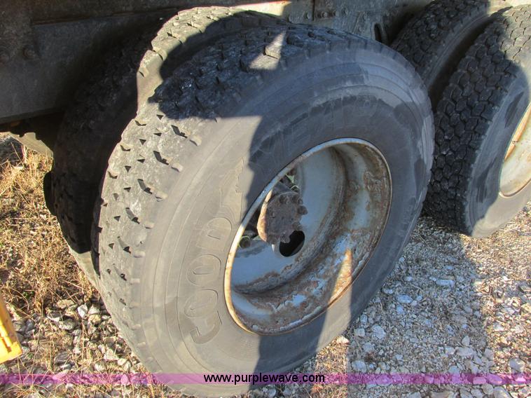 image for item H7621 2001 International 4900 bucket truck