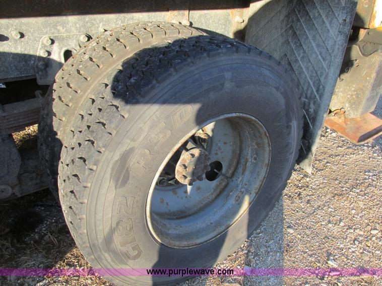 image for item H7621 2001 International 4900 bucket truck