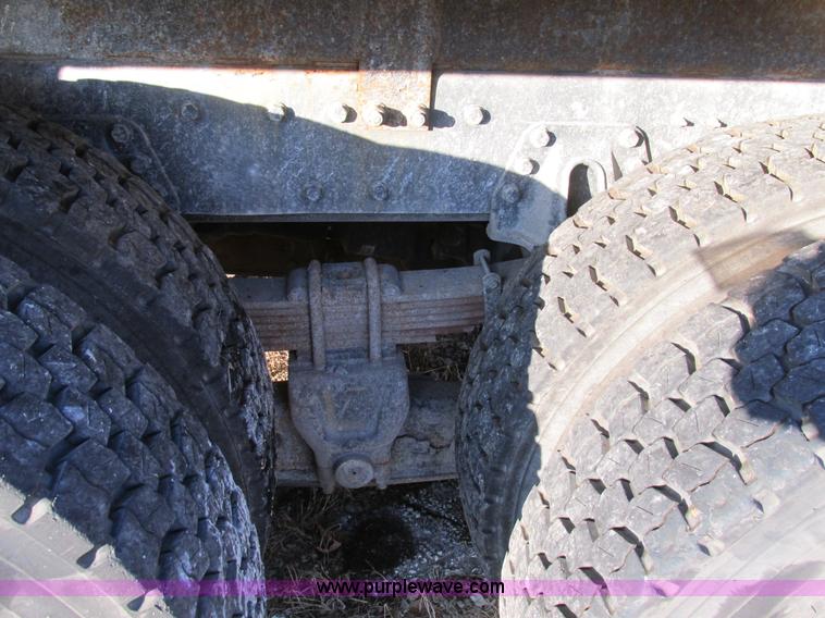 image for item H7621 2001 International 4900 bucket truck