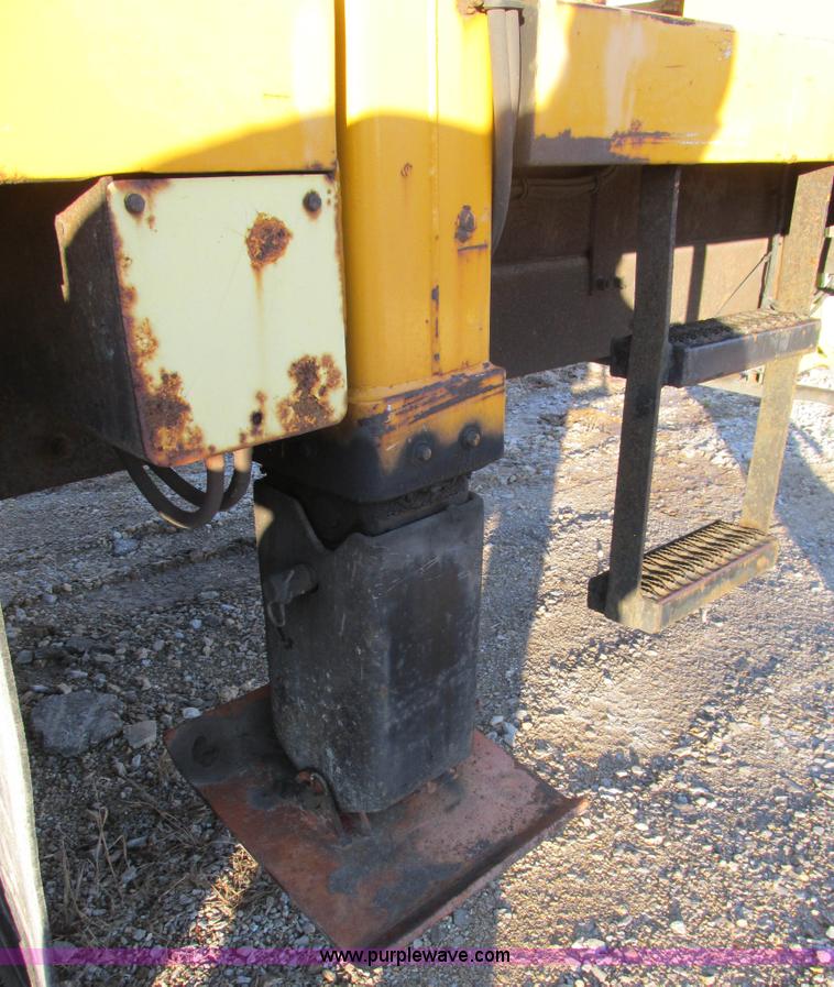 image for item H7621 2001 International 4900 bucket truck