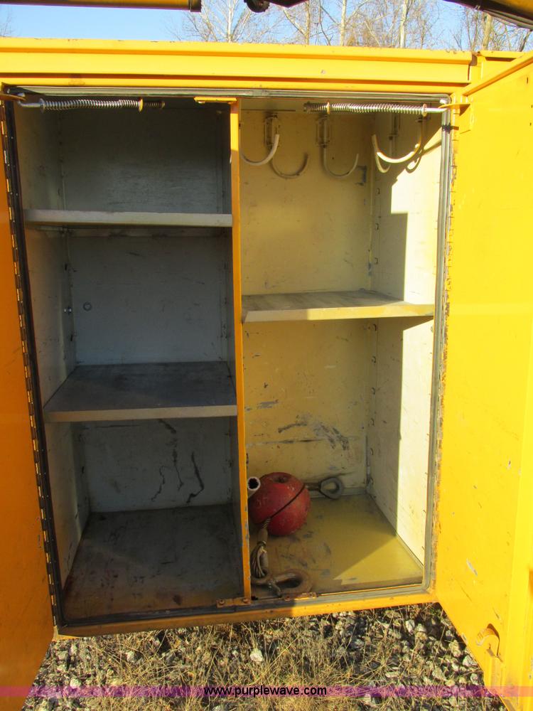 image for item H7621 2001 International 4900 bucket truck