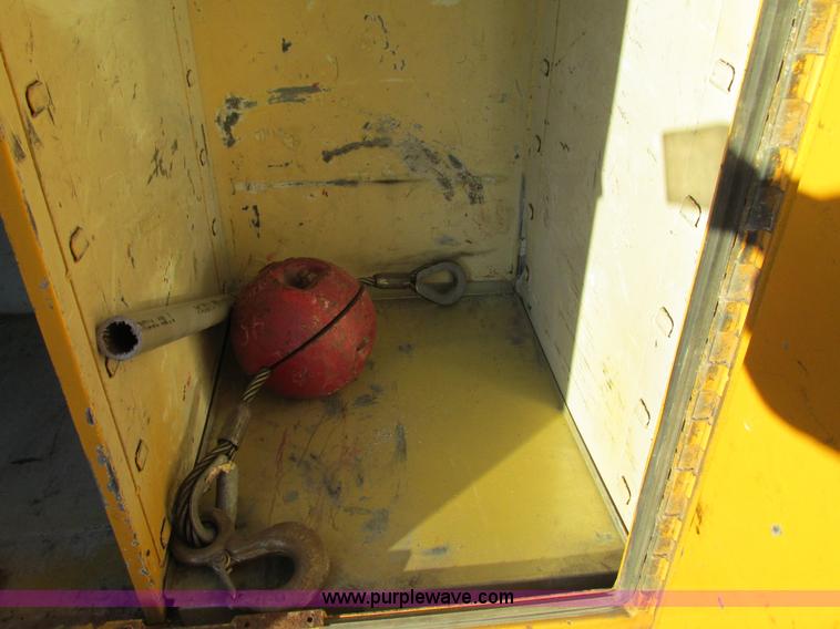 image for item H7621 2001 International 4900 bucket truck