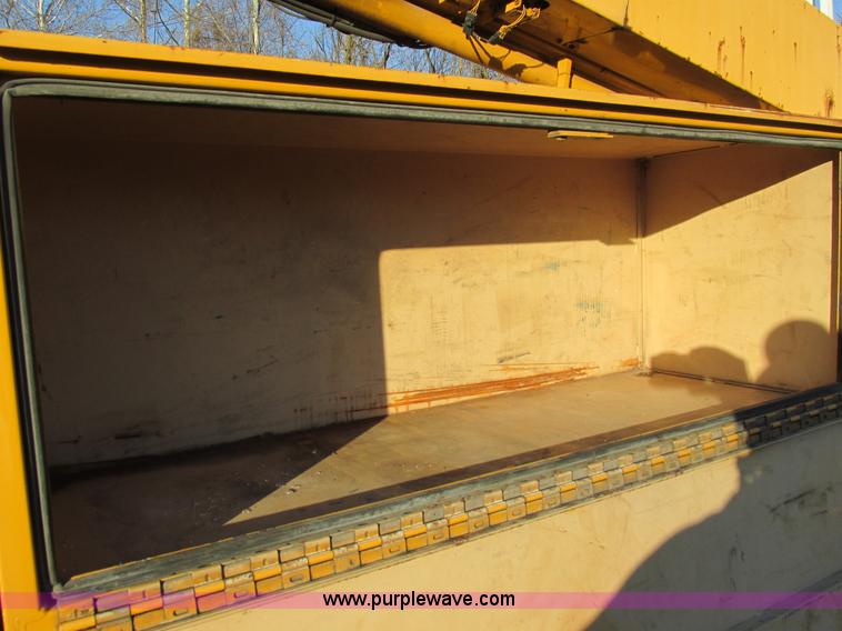 image for item H7621 2001 International 4900 bucket truck