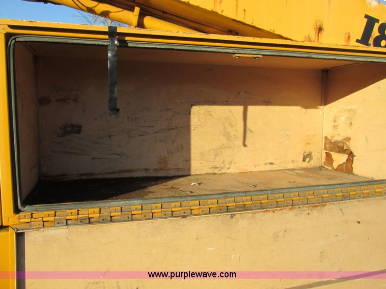 image for item H7621 2001 International 4900 bucket truck