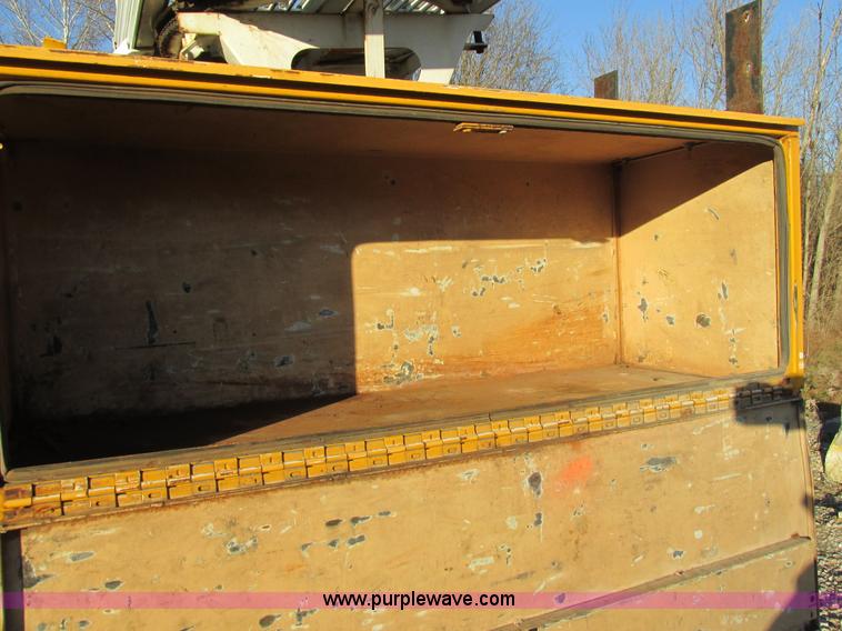 image for item H7621 2001 International 4900 bucket truck