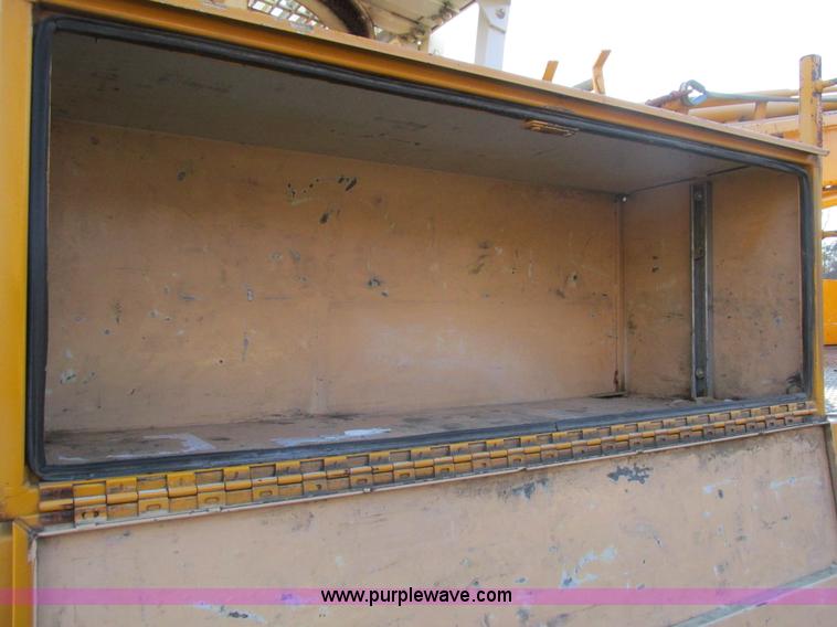 image for item H7621 2001 International 4900 bucket truck