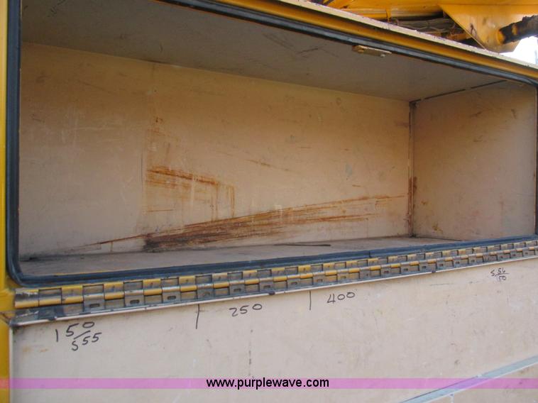 image for item H7621 2001 International 4900 bucket truck