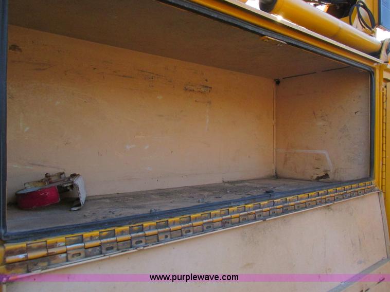 image for item H7621 2001 International 4900 bucket truck