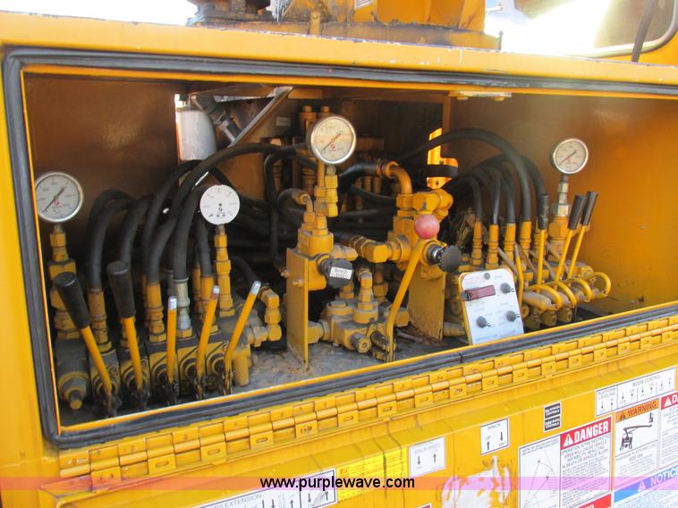 image for item H7621 2001 International 4900 bucket truck