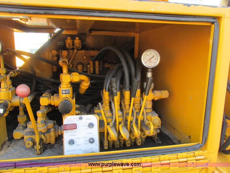 image for item H7621 2001 International 4900 bucket truck