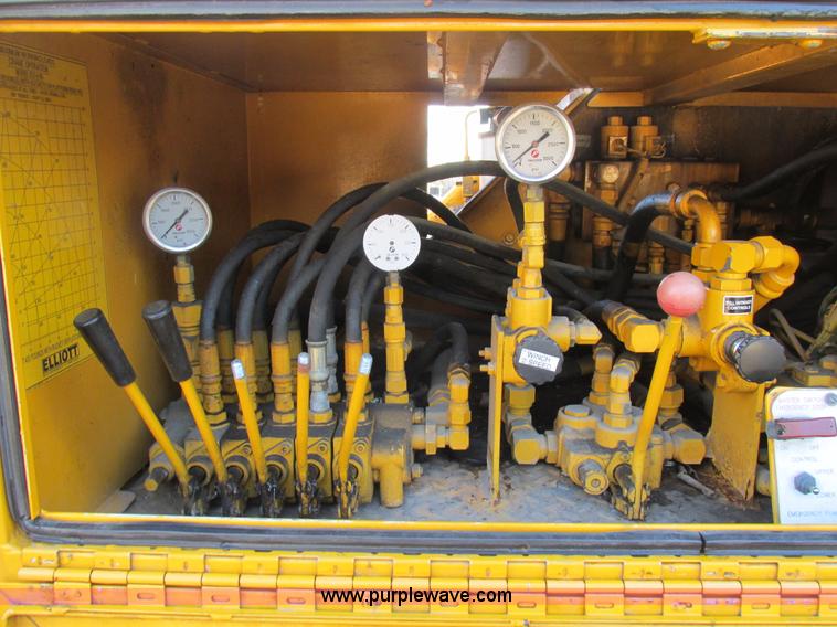 image for item H7621 2001 International 4900 bucket truck