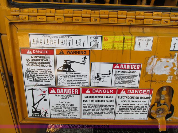 image for item H7621 2001 International 4900 bucket truck