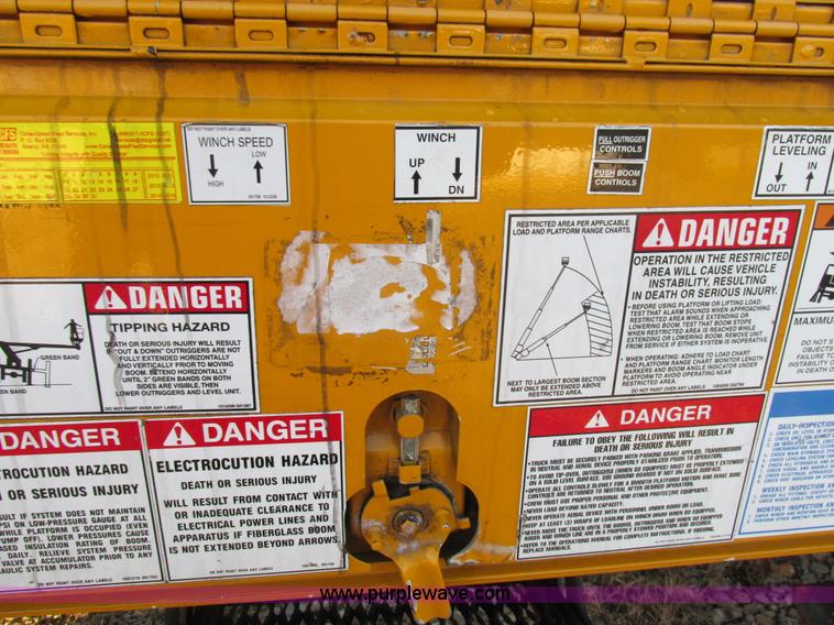 image for item H7621 2001 International 4900 bucket truck