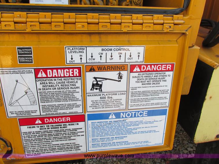 image for item H7621 2001 International 4900 bucket truck