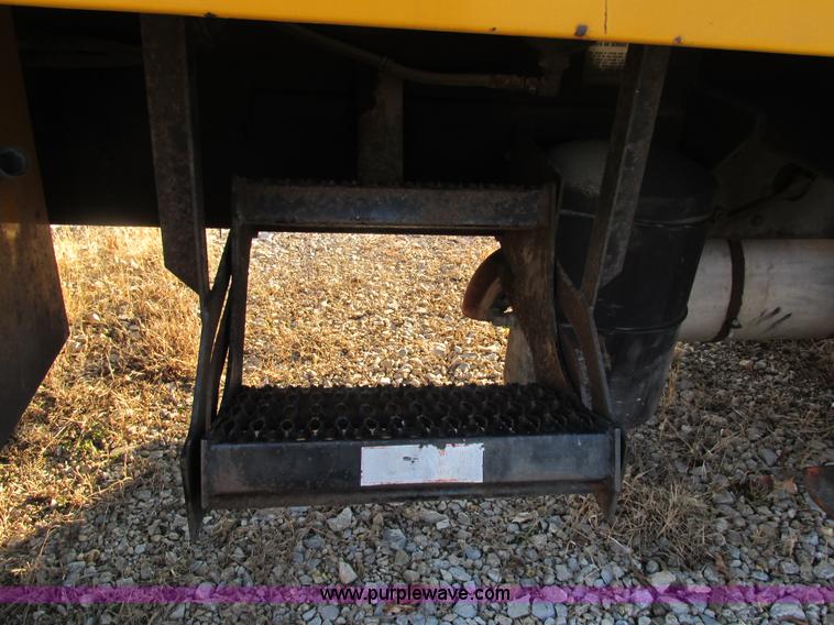 image for item H7621 2001 International 4900 bucket truck