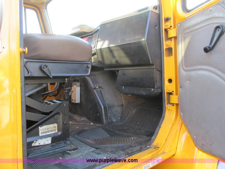 image for item H7621 2001 International 4900 bucket truck