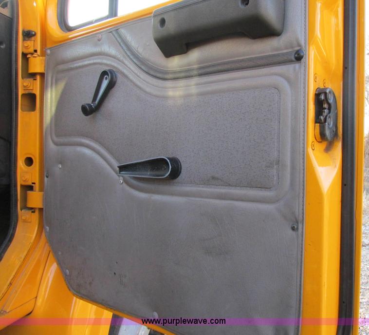 image for item H7621 2001 International 4900 bucket truck